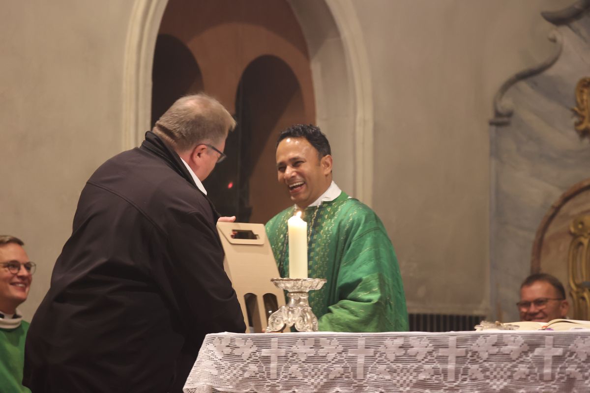 Bei einer Pontifikalmesse in der Klosterkirche auf dem Engelberg bei Großheubach hat Bischof Dr. Franz Jung zusammen mit Pater Jan Pelczarski, Generalsuperior der Oblaten des heiligen Josef aus Rom, am Sonntag, 3. November, offiziell die neue Niederlassung der Oblaten des heiligen Josef im Bistum Würzburg errichtet.