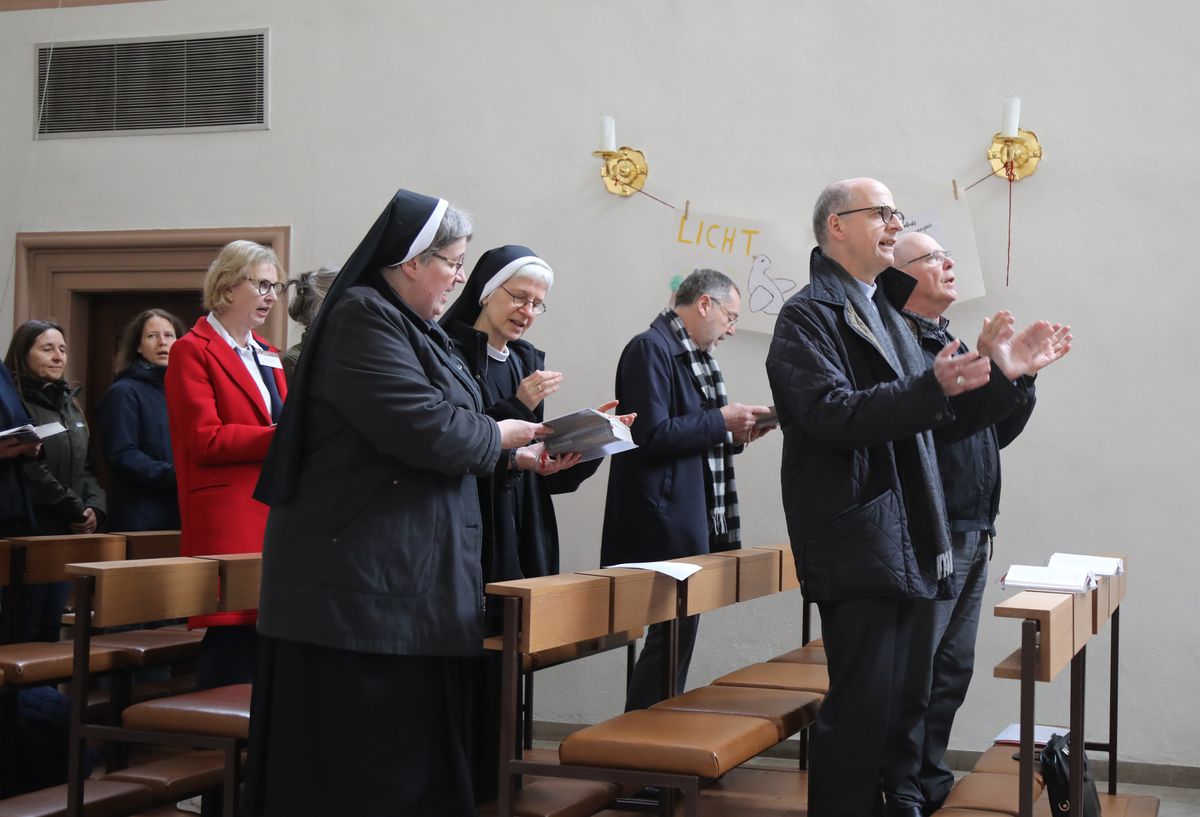 1525/0353 Bischof Jung besucht Sankt-Ursula-Schule_56994