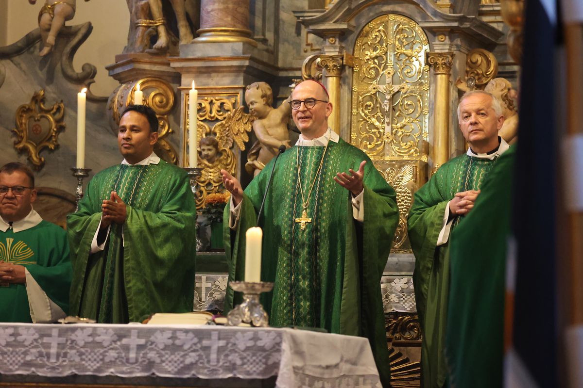 Bei einer Pontifikalmesse in der Klosterkirche auf dem Engelberg bei Großheubach hat Bischof Dr. Franz Jung zusammen mit Pater Jan Pelczarski, Generalsuperior der Oblaten des heiligen Josef aus Rom, am Sonntag, 3. November, offiziell die neue Niederlassung der Oblaten des heiligen Josef im Bistum Würzburg errichtet.