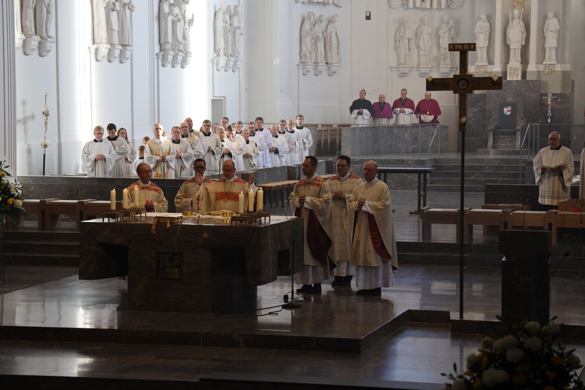 Bei einem feierlichen Gottesdienst im Würzburger Kiliansdom weihte Bischof Dr. Franz Jung Bertram Ziegler zum Diakon. Zahlreiche Verwandte, Freunde und Wegbegleiter des Priesterseminaristen nahmen an der Feier teil.