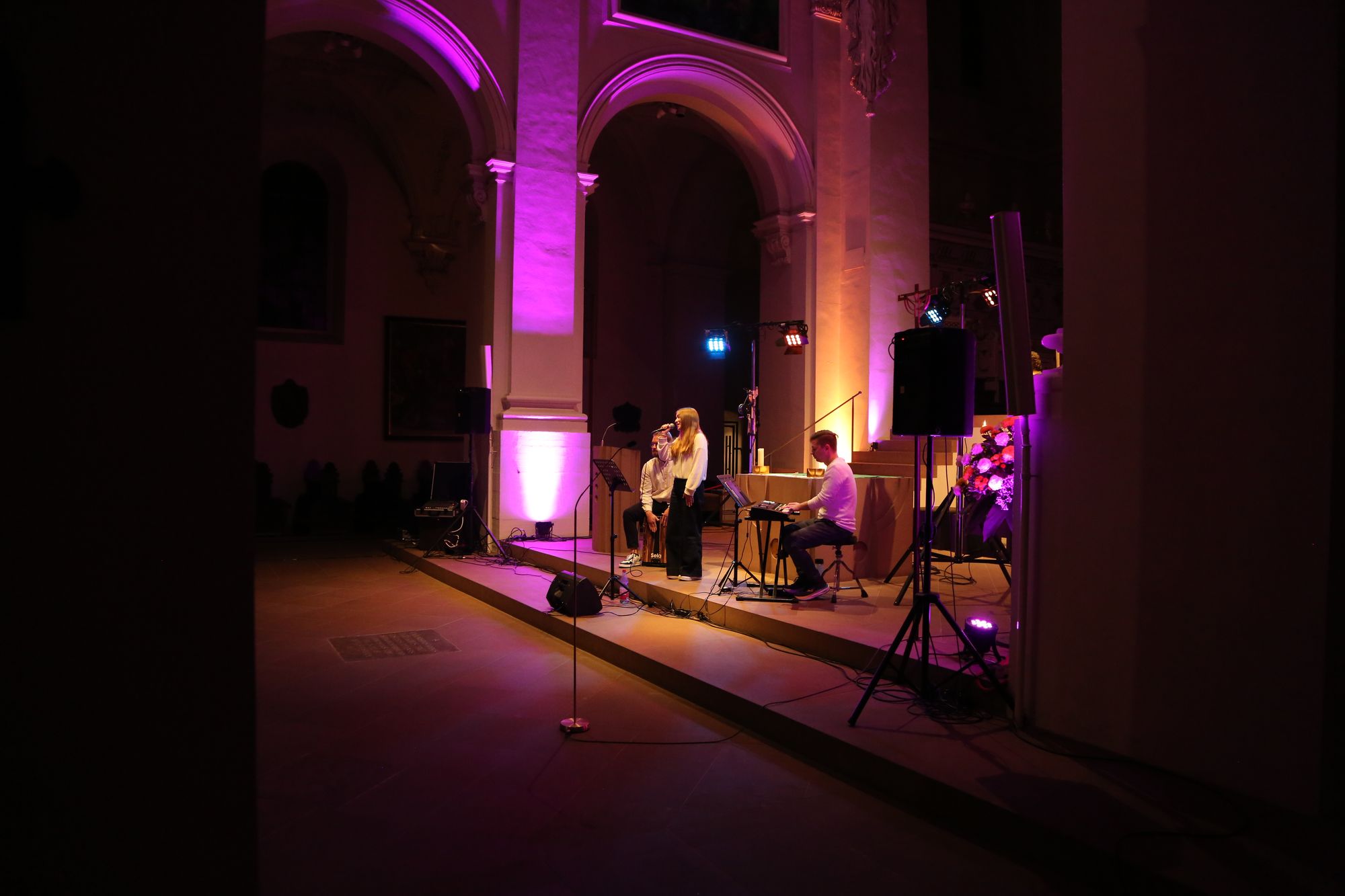 Im Neumünster bot die Band LUMIKA ein Konzert mit modernen Worship-Songs, Pop-Elementen und geistlichen Impulsen. Im Neumünster bot die Band LUMIKA ein Konzert mit modernen Worship-Songs, Pop-Elementen und geistlichen Impulsen.