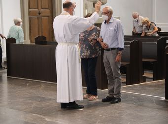 Mit rund 110 Ehepaaren aus der ganzen Diözese hat Weihbischof Ulrich Boom am Mittwochnachmittag, 23. Juni, einen Pontifikalgottesdienst gefeiert. Eingeladen waren Ehejubilare, die in den Jahren 2020 und 2021 auf 50, 60 oder 65 gemeinsame Jahre zurückblicken.