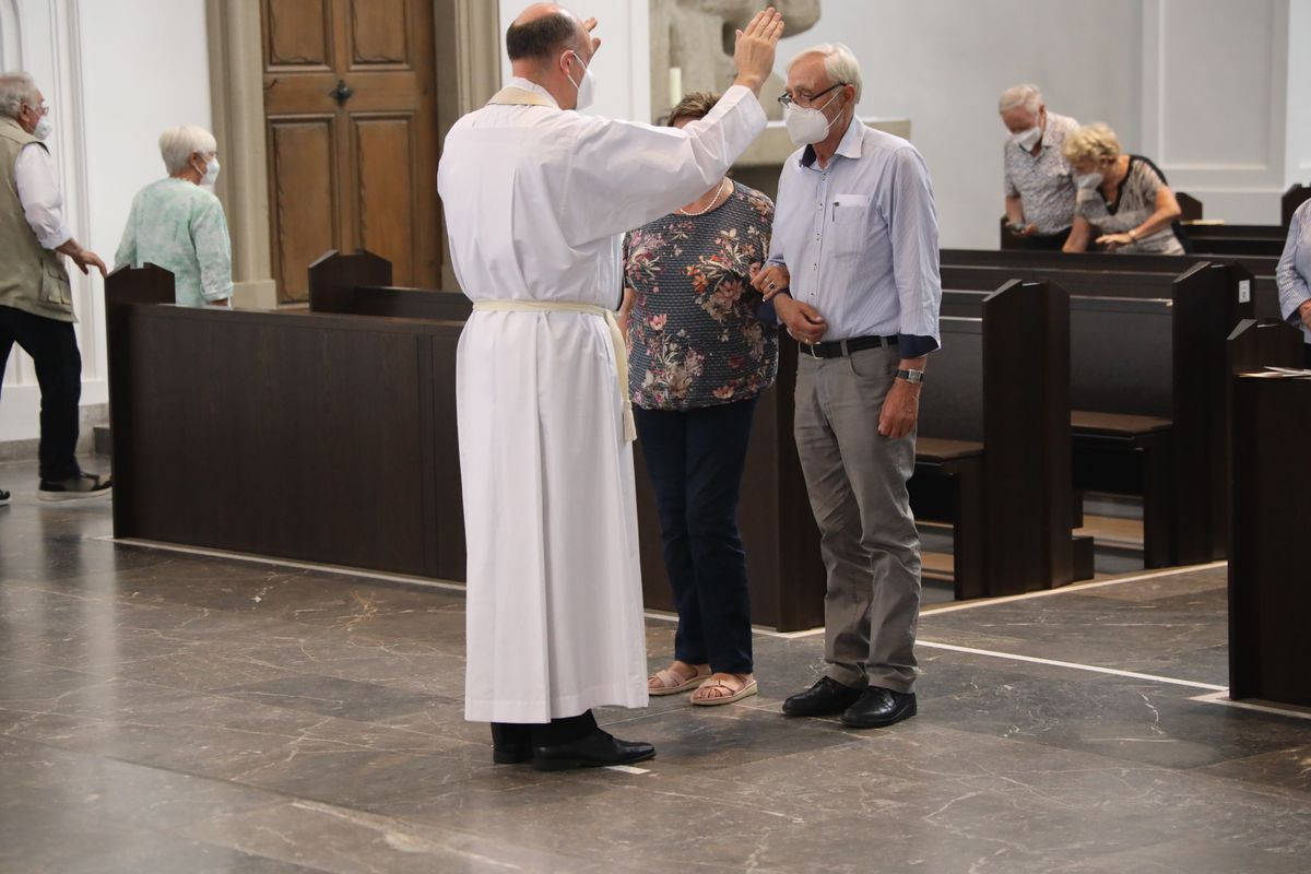 Mit rund 110 Ehepaaren aus der ganzen Diözese hat Weihbischof Ulrich Boom am Mittwochnachmittag, 23. Juni, einen Pontifikalgottesdienst gefeiert. Eingeladen waren Ehejubilare, die in den Jahren 2020 und 2021 auf 50, 60 oder 65 gemeinsame Jahre zurückblicken.