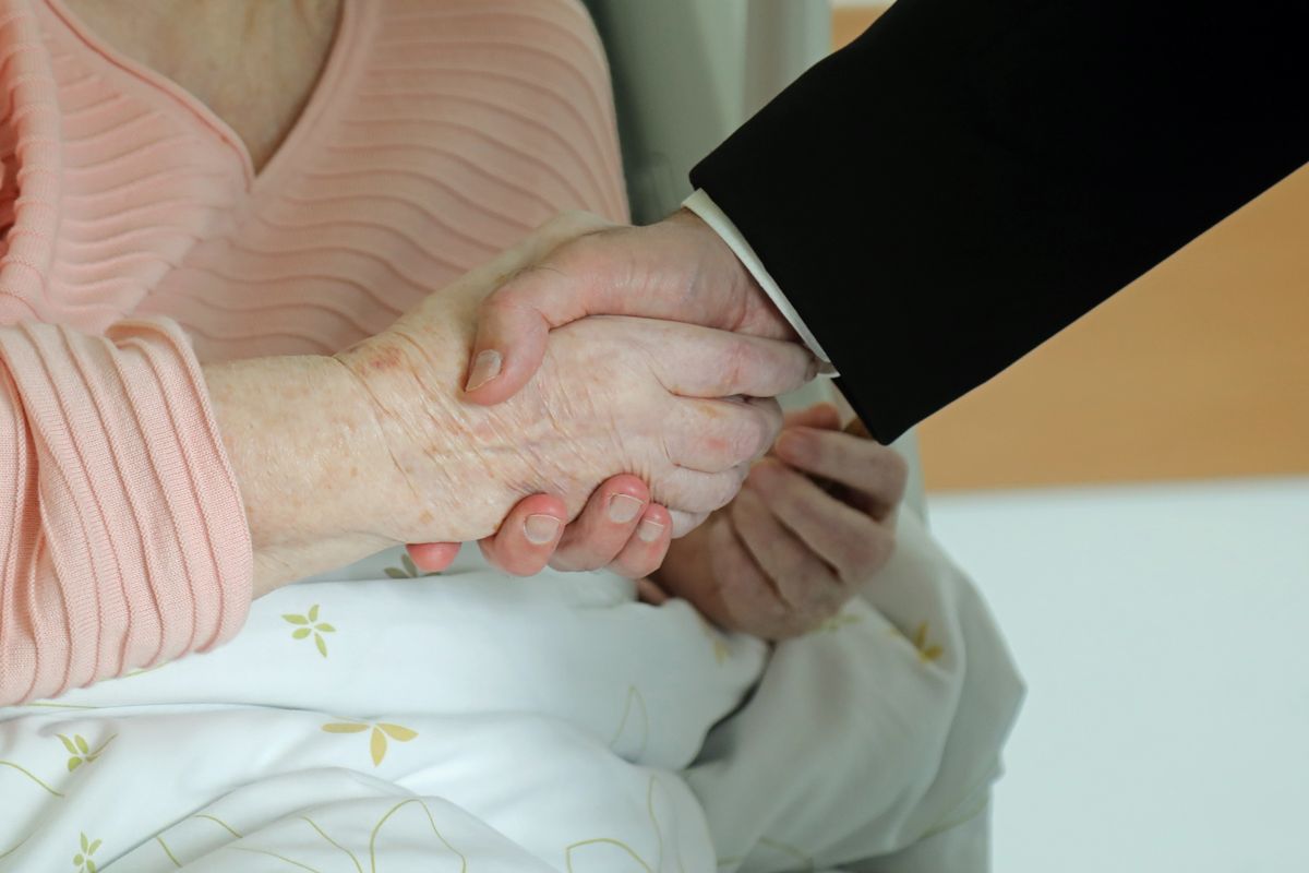 2925/0739 Kiliani Bischof besucht Palliativstation Schweinfurt_59997