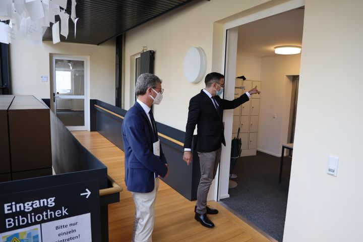 Den bayerischen Wissenschaftsminister Bernd Sibler (links) führte Dekan Professor Dr. Martin Stuflesser bei dessen Besuch am Donnerstag, 24. September, durch die Räume der Katholisch-Theologischen Fakultät der Julius-Maximilians-Universität Würzburg. 