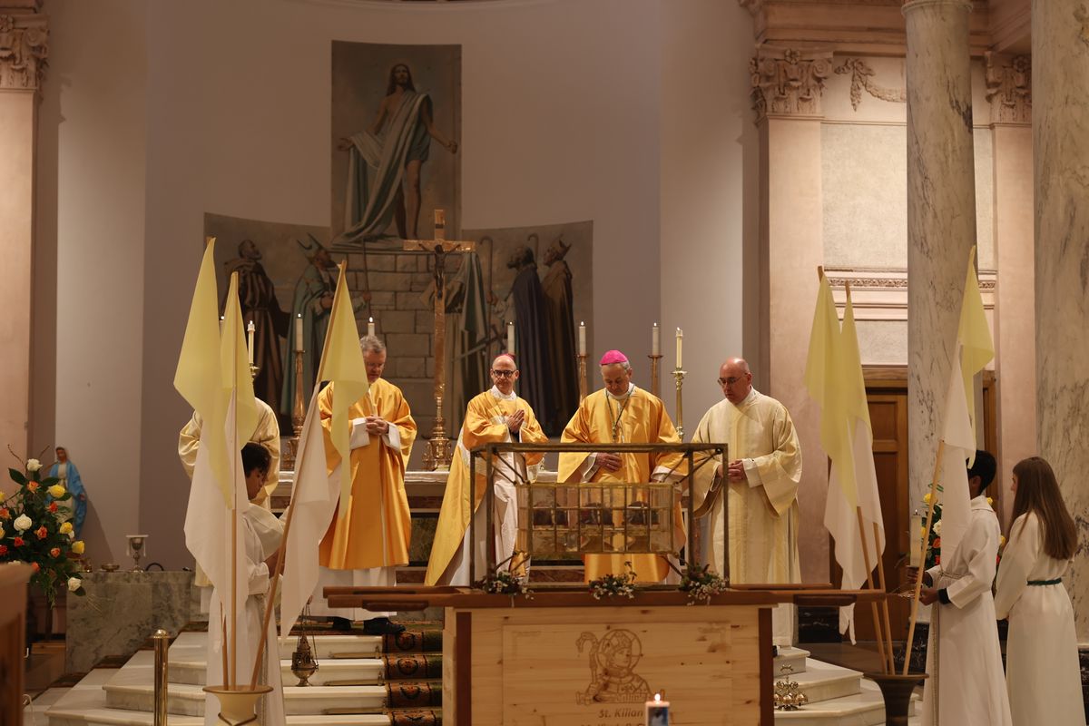 Bischof Dr. Franz Jung feierte am Sonntag, 6. Oktober, einen Gottesdienst zum Abschluss der Irlandwallfahrt mit den Reliquien der Frankenapostel in der Kathedrale von Cavan. Im Anschluss wurde der Schrein mit den Häuptern der Märtyrer für den Rücktransport nach Würzburg sicher verpackt.