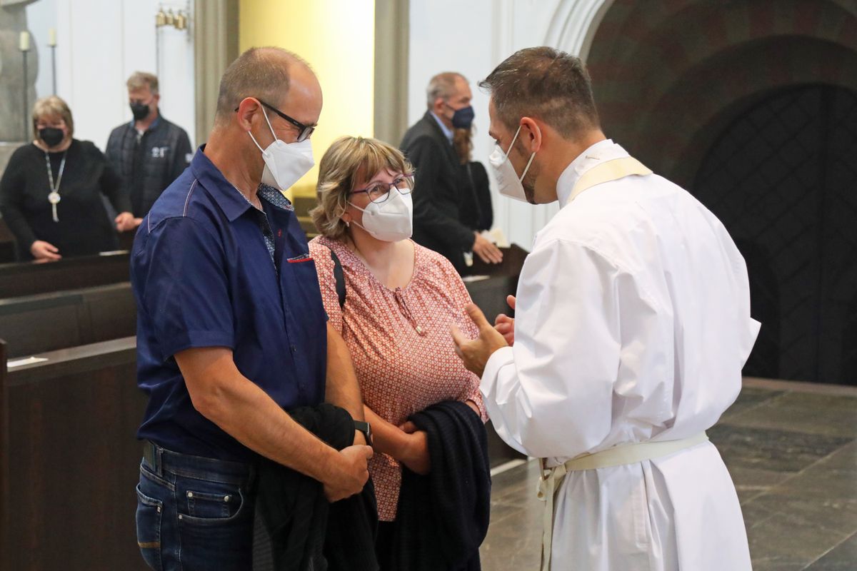 2721/0649 Dankgottesdienst für Ehejubilare mit Bischof Jung am Freitagabend, 2. Juli_28562 Mit rund 120 Ehepaaren aus der ganzen Diözese, die 2020 oder 2021 ihr silbernes Ehejubiläum feiern, hat Bischof Dr. Franz Jung am Freitagabend, 2. Juli, einen Gottesdienst im Würzburger Kiliansdom gefeiert.
