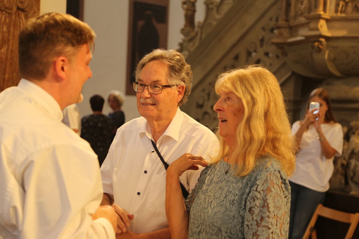 Rund 250 Ehejubilare haben am Freitagnachmittag, 4. Juli, im Kiliansdom in einem Pontifikalgottesdienst mit Weihbischof em. Ulrich Boom ihr Eheversprechen erneuert. 