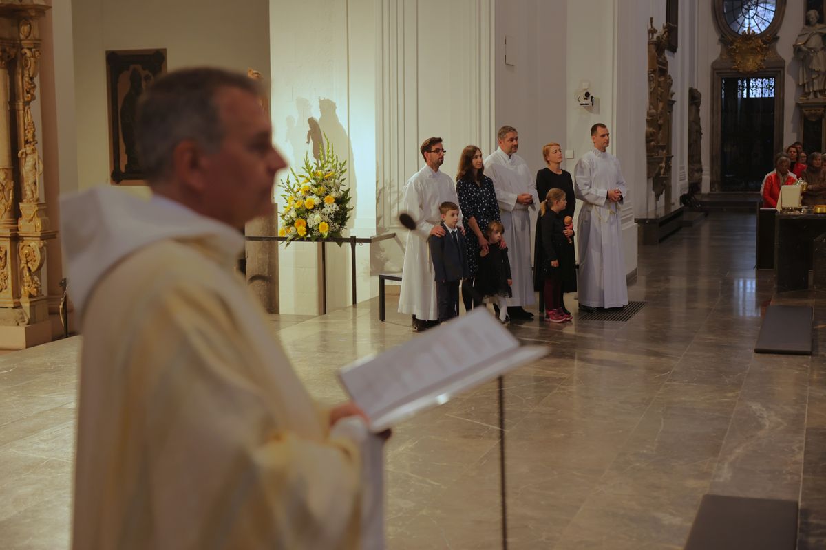 Bei einem Pontifikalgottesdienst am Samstag, 27. September, weihte Weihbischof Paul Reder drei Männer im Würzburger Kiliansdom zu Diakonen.