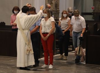 Bischof Dr. Franz Jung feierte am Mittwochabend, 23. Juni, einen Gottesdienst für Ehepaare, die 2021 oder 2021 auf 25 gemeinsame Jahre zurückblicken. Im Anschluss konnten sich die Paare segnen lassen.