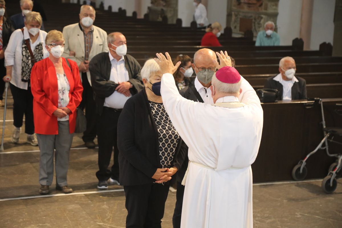 2621/0609 Ehejubilare Weihbischof Boom_27494 Weihbischof Boom und weiteren Priester und Diakone weihen Ehejubilare, die ihr goldenes, diamantenes oder eisernes Ehejubiläum feiern.