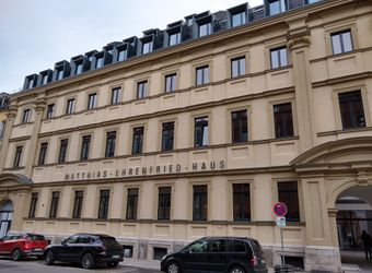 Das Mehrgenerationenhaus Matthias-Ehrenfried-Haus in der Würzburger Bahnhofsstraße bietet für Tagungen sechs Räumlichkeiten in verschiedenen Größen an. Das Haus liegt eine Gehminute von der Innenstadt entfernt. Übernachtungsmöglichkeiten werden auf Wunsch vermittelt. Parkhäuser und Bahnhof sind in unmittelbarer Nähe.
