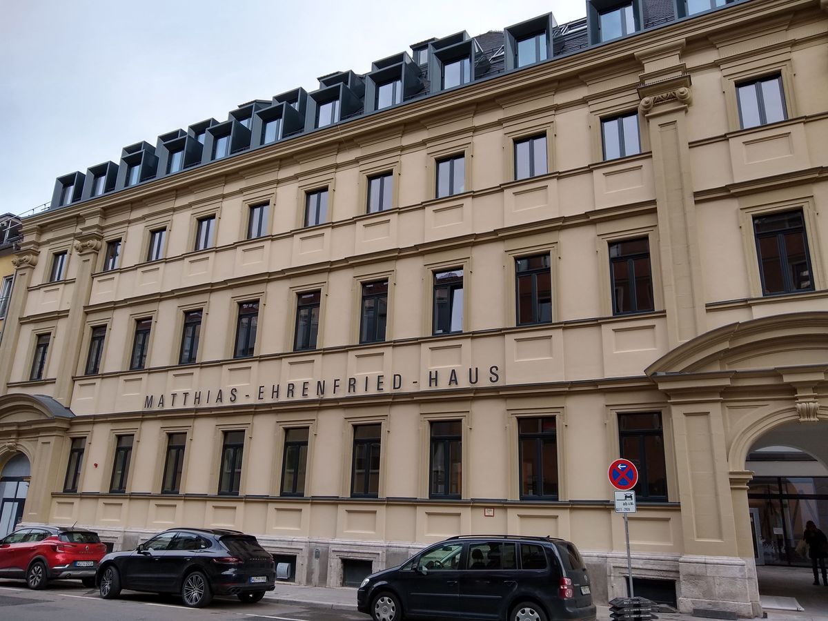 5120/1284 Tagungshaeuser_23977 Das Mehrgenerationenhaus Matthias-Ehrenfried-Haus in der Würzburger Bahnhofsstraße bietet für Tagungen sechs Räumlichkeiten in verschiedenen Größen an. Das Haus liegt eine Gehminute von der Innenstadt entfernt. Übernachtungsmöglichkeiten werden auf Wunsch vermittelt. Parkhäuser und Bahnhof sind in unmittelbarer Nähe.