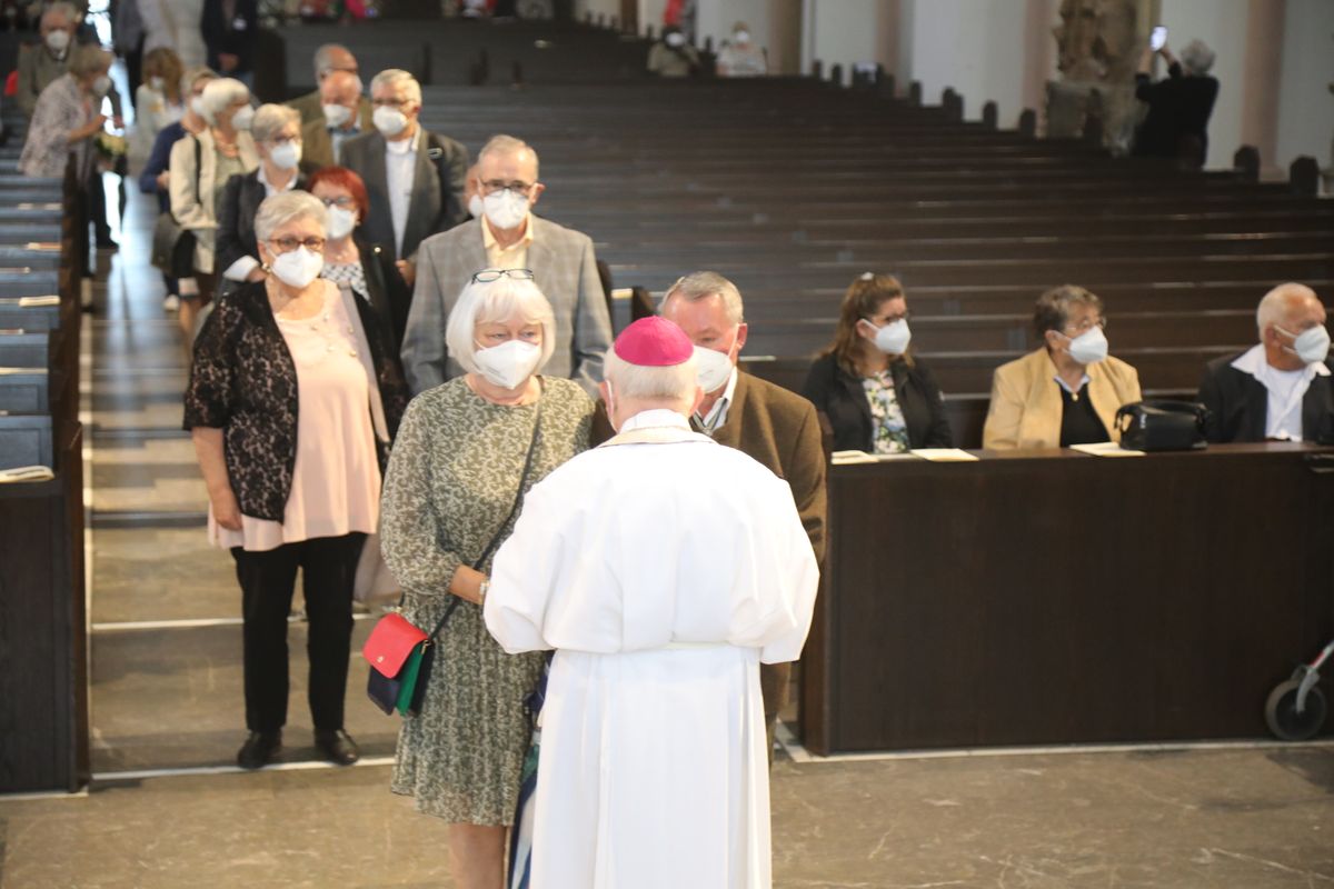 2621/0609 Ehejubilare Weihbischof Boom_27517 Weihbischof Boom und weiteren Priester und Diakone weihen Ehejubilare, die ihr goldenes, diamantenes oder eisernes Ehejubiläum feiern.