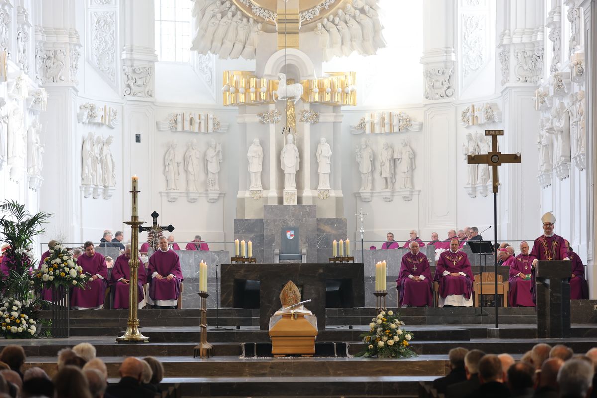 Bischof Dr. Franz Jung feierte am Samstag, 12. Oktober, im Würzburger KIliansdom ein Pontifikalrequiem für Weihbischof em. Helmut Bauer. Die anschließende Beisetzung leitete Dompropst Weihbischof Paul Reder.