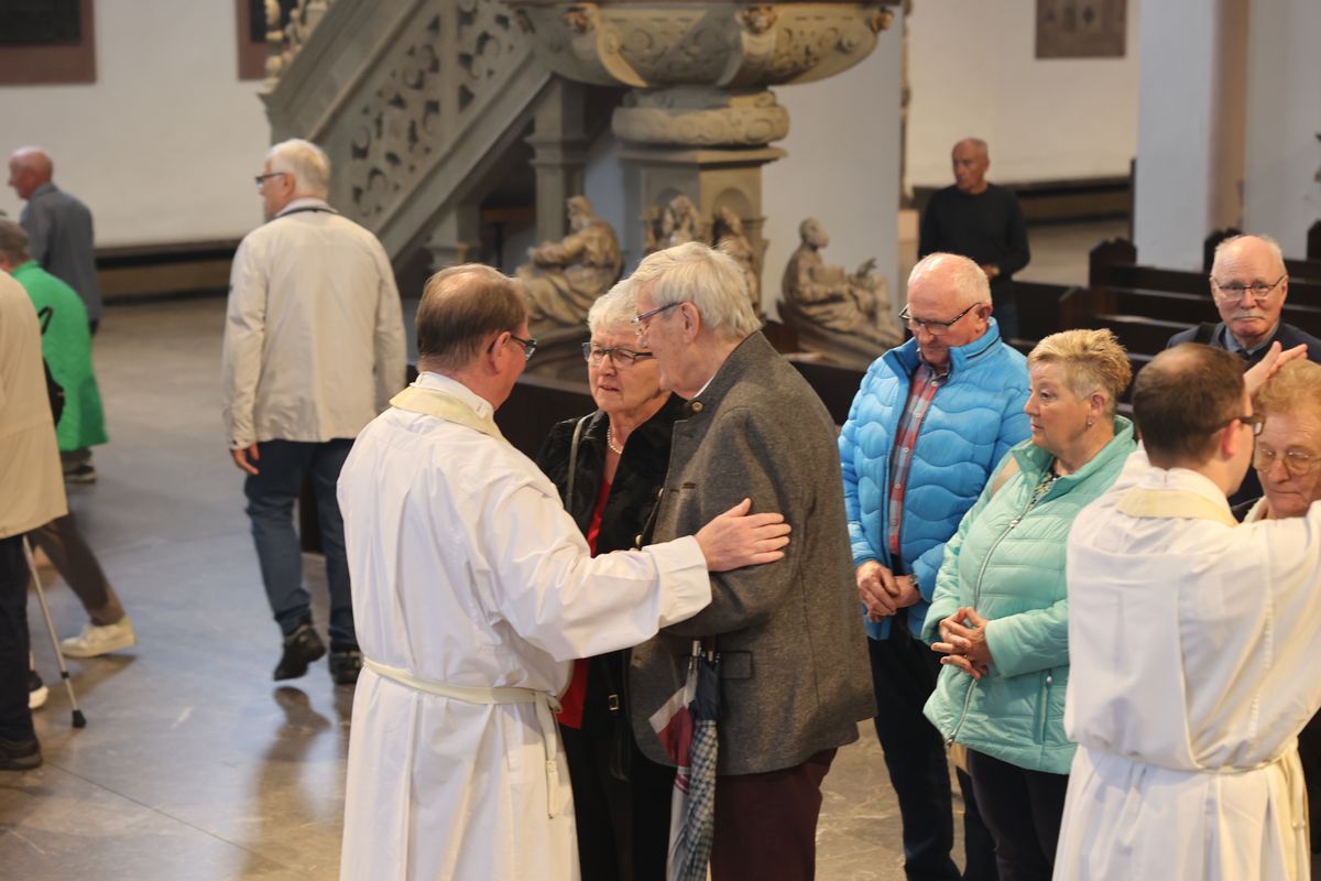 Seelsorgerinnen und Seelsorger spendeten nach dem Gottesdienst den Jubelpaaren individuell den Segen. 