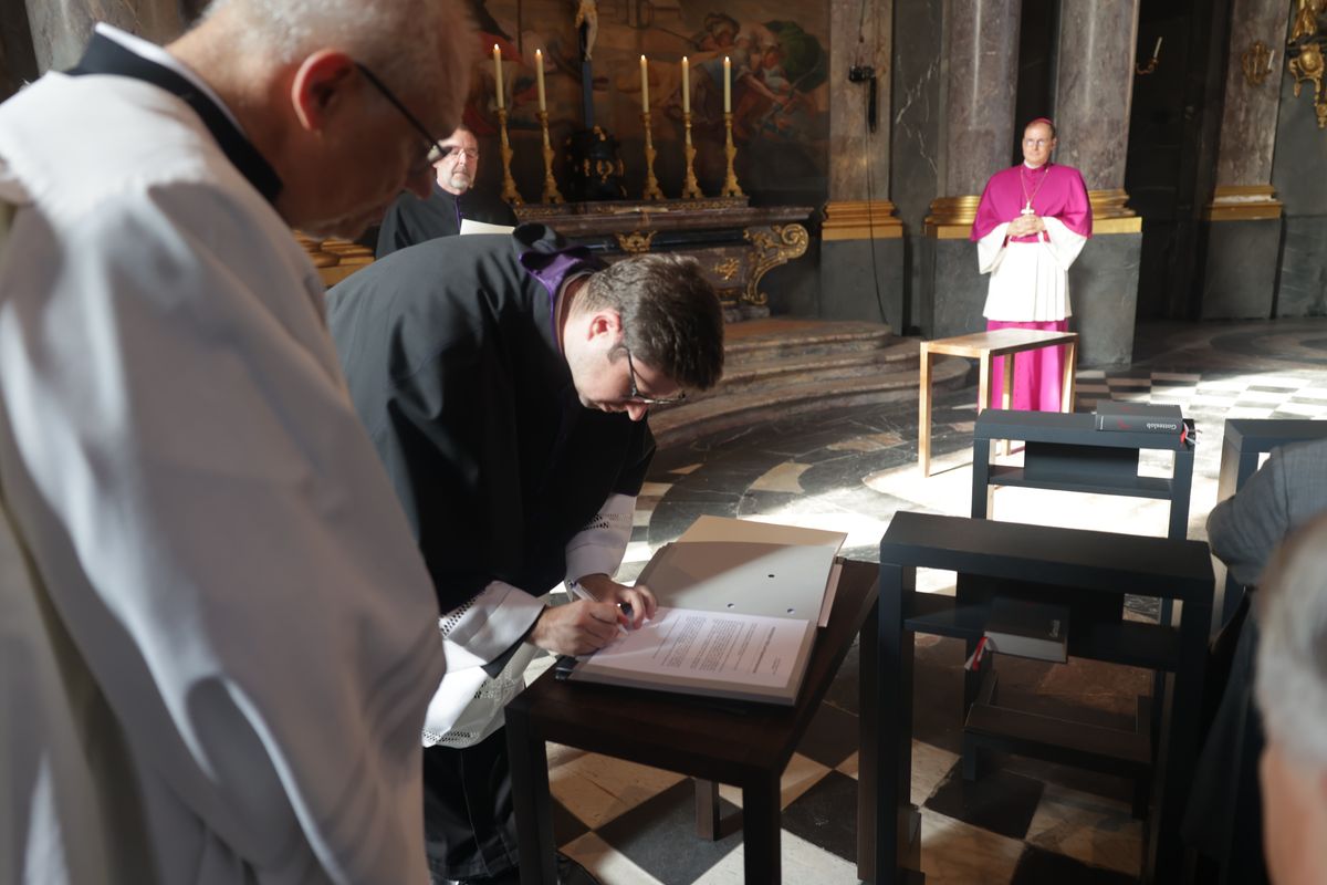 Dr. Matthias Leineweber und Manuel Thomas sind am Dienstag, 1. Juli, im Würzburger Kiliansdom als neue Domvikare eingeführt worden. Im Anschluss unterzeichneten sie sowie Dompropst Reder und die Zeugen Domvikar Paul Weismantel und Domvikar Professor Dr. Petro Müller die Dokumente. 