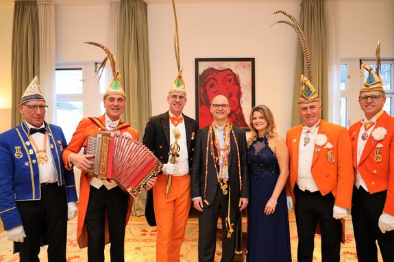 Das Würzburger Prinzenpaar Robert II. und Britta I. sowie Vertreter der ersten Karnevalsgeselllschaft Elferrat Würzburg haben Bischof Dr. Franz Jung am Dienstag, 4. Februar, im Bischofshaus besucht. Das Würzburger Prinzenpaar Robert II. und Britta I. sowie Vertreter der ersten Karnevalsgeselllschaft Elferrat Würzburg haben Bischof Dr. Franz Jung am Dienstag, 4. Februar, im Bischofshaus besucht.