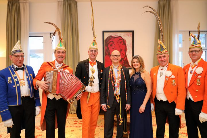 Das Würzburger Prinzenpaar Robert II. und Britta I. sowie Vertreter der ersten Karnevalsgeselllschaft Elferrat Würzburg haben Bischof Dr. Franz Jung am Dienstag, 4. Februar, im Bischofshaus besucht.