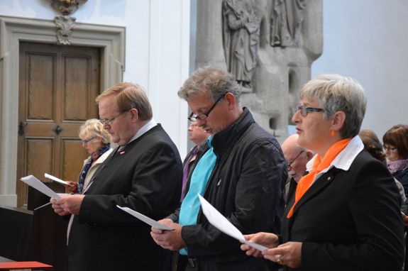 Kiliani-Tag der Handwerker und Arbeitnehmer am 10. Juli 2014 im Kiliansdom in Würzburg: Hugo Neugebauer (links), Präsident der Handwerkskammer für Unterfranken, und Kolping-Diözesanvorsitzende Dorothea Schömig (rechts). Kiliani-Tag der Handwerker und Arbeitnehmer am 10. Juli 2014 im Kiliansdom in Würzburg: Hugo Neugebauer (links), Präsident der Handwerkskammer für Unterfranken, und Kolping-Diözesanvorsitzende Dorothea Schömig (rechts).