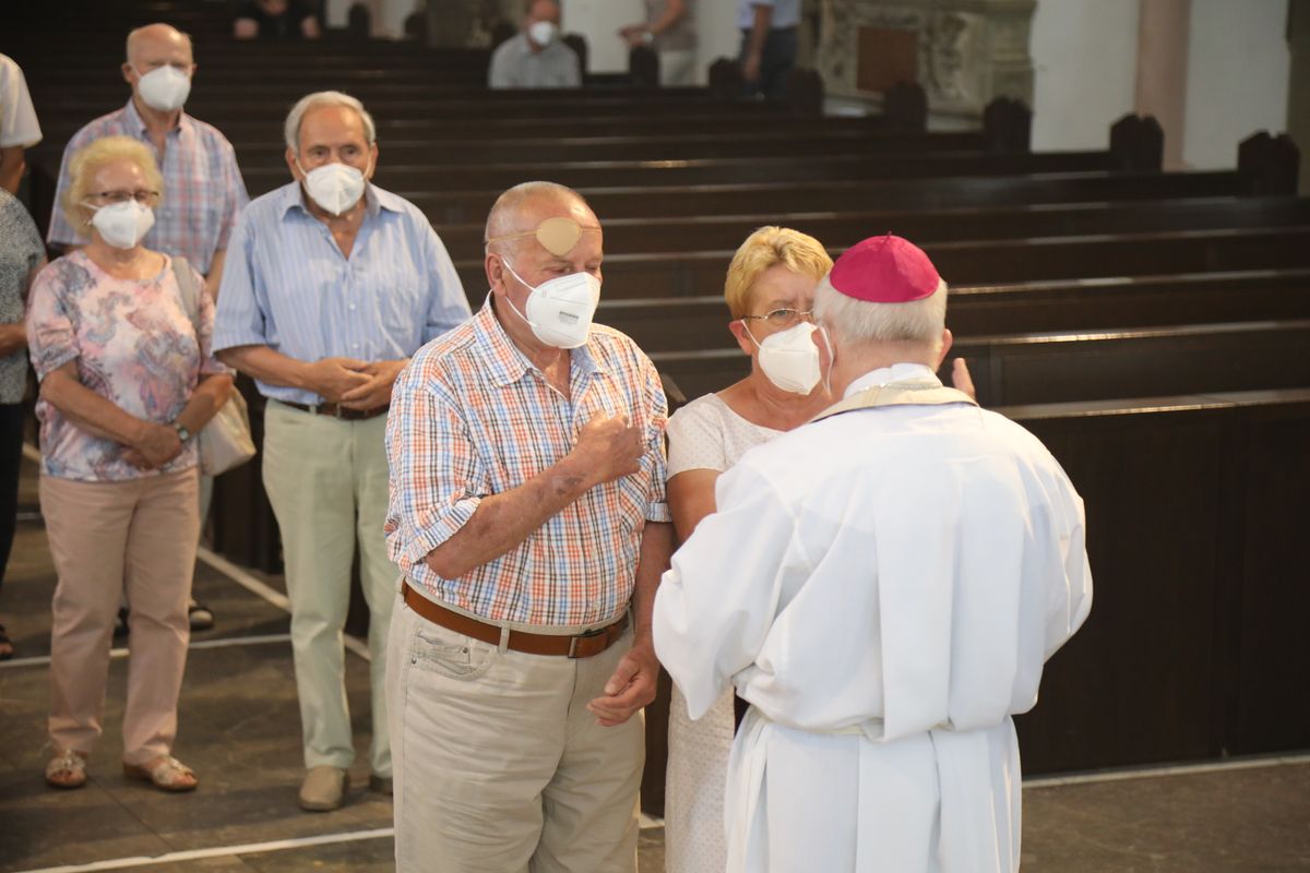 2621/0622 - Ehejubilare Gold mit Weihbischof Ulrich Boom_27905 Weihbischof Ulrich Boom feierte am Montagnachmittag, 26. Juni, einen Gottesdienst für Ehepaare, die 2020 oder 2021 ihr goldenes, diamantenes oder eisernes Ehejubiläum hatten. Im Anschluss konnten sich die Paare segnen lassen.