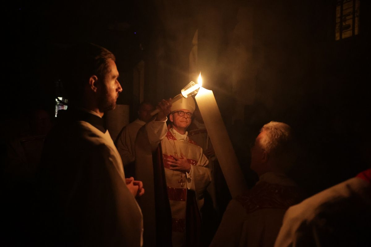 Danach wurde das Osterlicht in Begleitung von Mitgliedern des Domkapitels in den dunklen Kiliansdom getragen und an die Gläubigen weitergereicht.