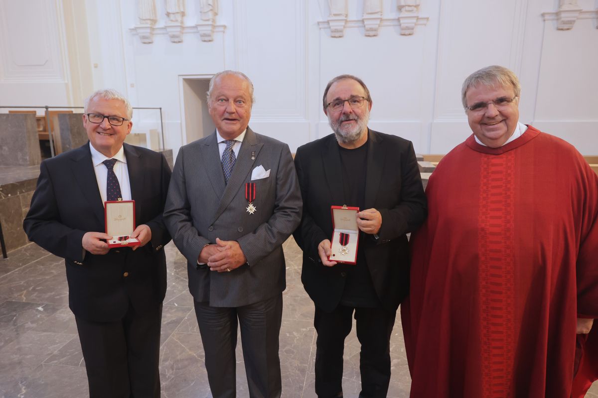 Domkapitular Monsignore Clemens Bieber (rechts) und (von links) Professor Dr. Klaus Reder, Hans-Georg von Mallinckrodt sowie Dr. Harald Ebert.