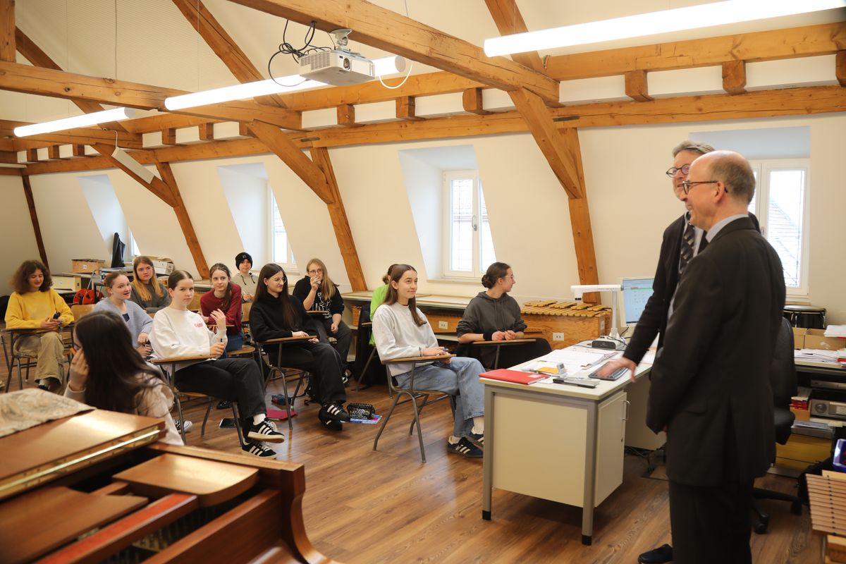 1525/0353 Bischof Jung besucht Sankt-Ursula-Schule_57011