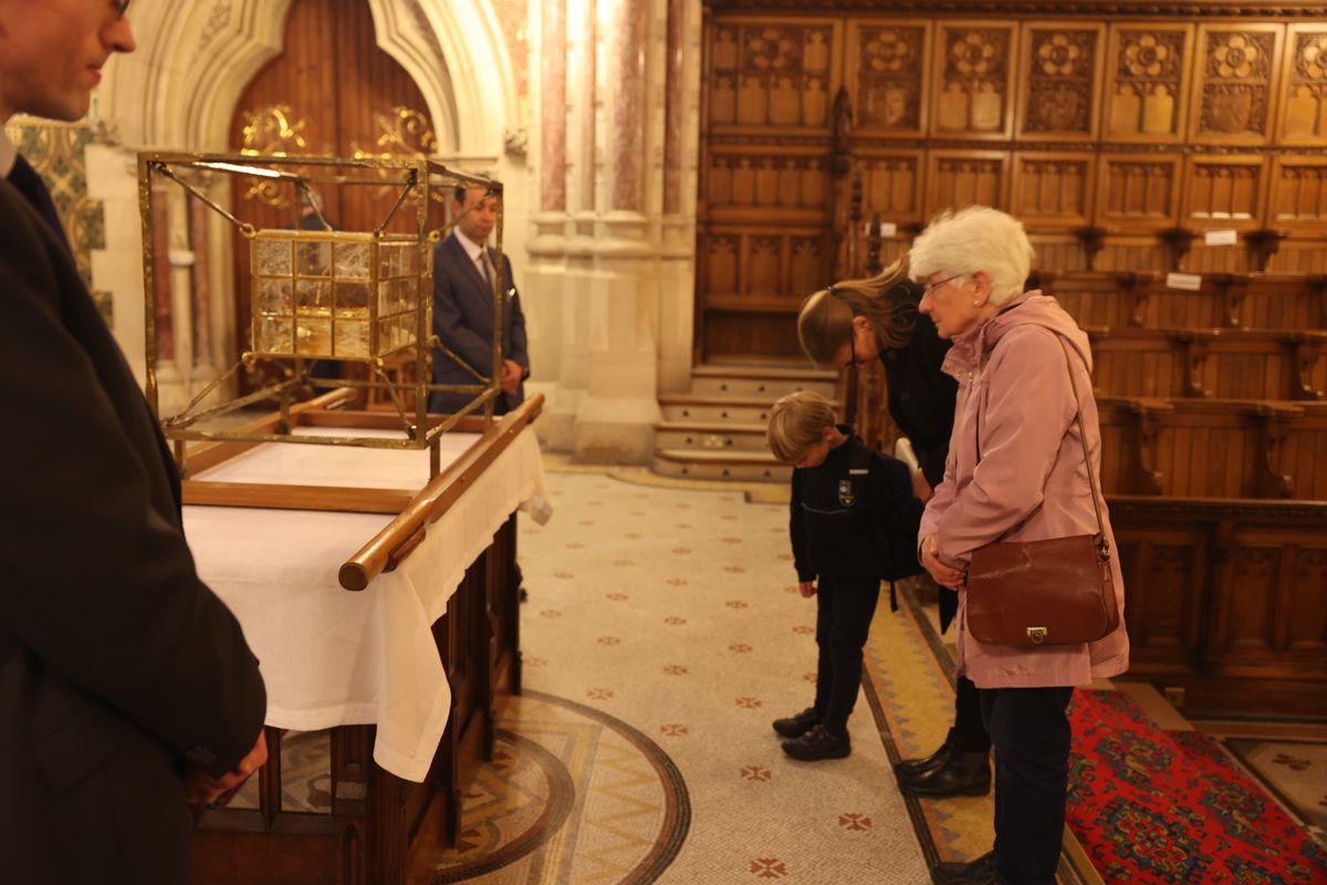 Fast eine halbe Stunde lang verehrten Gläubige aus Deutschland und Irland die Reliquien der Frankenapostel Kilian, Kolonat und Totnan.