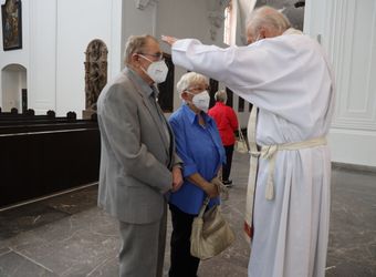 Bischof em. Dr. Friedhelm Hofmann feierte am Freitagnachmittag, 25. Juni, einen Dankgottesdienst mit Ehepaaren, die seit 50, 60 oder 65 Jahren verheiratet sind. Anschließend spendeten der Bischof sowie weitere Priester und Diakone den Jubilaren mit Abstand den Segen.