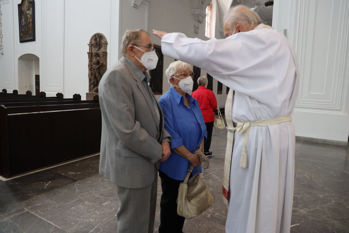Bischof em. Dr. Friedhelm Hofmann feierte am Freitagnachmittag, 25. Juni, einen Dankgottesdienst mit Ehepaaren, die seit 50, 60 oder 65 Jahren verheiratet sind. Anschließend spendeten der Bischof sowie weitere Priester und Diakone den Jubilaren mit Abstand den Segen.