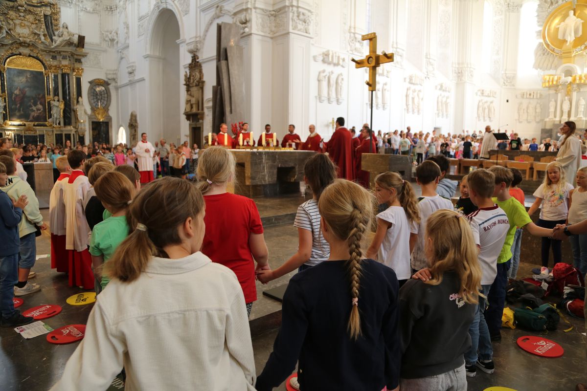 Über 1400 Kinder und ihre Begleiter sind am Montagvormittag, 7. Juli 2025, zum Gottesdienst für Erstkommunionkinder mit Bischof Dr. Franz Jung in den Würzburger Kiliansdom gekommen. 