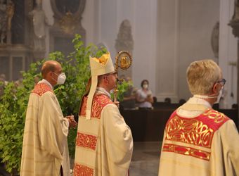 Mit rund 100 Ehepaaren aus der ganzen Diözese hat Bischof Dr. Franz Jung am Montagabend, 28. Juni, einen Gottesdienst im Würzburger Kiliansdom gefeiert. Eingeladen waren Ehejubilare, die in den Jahren 2020 und 2021 ihr silbernes Ehejubiläum feiern. Nach dem Gottesdienst ließen sich die Ehepartner von Bischof Jung und weiteren Priestern und Diakonen mit Abstand segnen.