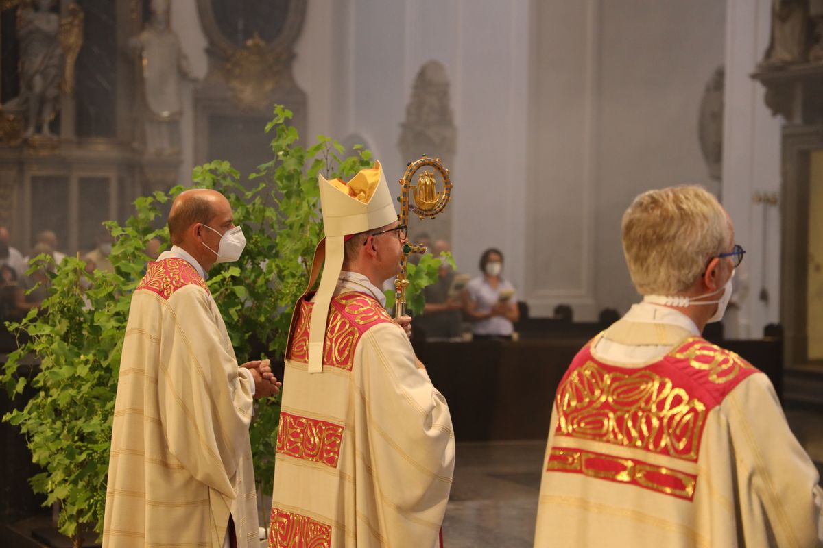 2621/0619 Ehejubilare Bischof 28. Juni Abend_27948 Mit rund 100 Ehepaaren aus der ganzen Diözese hat Bischof Dr. Franz Jung am Montagabend, 28. Juni, einen Gottesdienst im Würzburger Kiliansdom gefeiert. Eingeladen waren Ehejubilare, die in den Jahren 2020 und 2021 ihr silbernes Ehejubiläum feiern. Nach dem Gottesdienst ließen sich die Ehepartner von Bischof Jung und weiteren Priestern und Diakonen mit Abstand segnen.