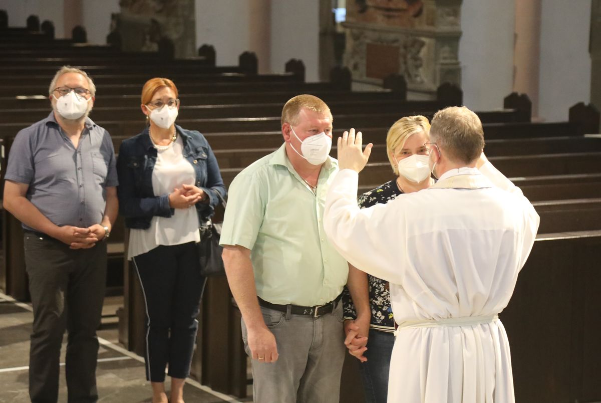 2621/0613 Gottesdienst für Ehejubilare Generalvikar Dr. Vorndran am Freitag, 25. Juni 2021_27669 Generalvikar Dr. Jürgen Vorndran feierte am Freitagabend, 25. Juni, einen Dankgottesdienst mit Ehepaaren, die seit 25 Jahren verheiratet sind. Anschließend spendeten der Generalvikar sowie weitere Priester und Diakone den Jubilaren mit Abstand den Segen.