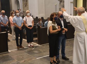 Bischof Dr. Franz Jung feierte am Mittwochabend, 23. Juni, einen Gottesdienst für Ehepaare, die 2021 oder 2021 auf 25 gemeinsame Jahre zurückblicken. Im Anschluss konnten sich die Paare segnen lassen.