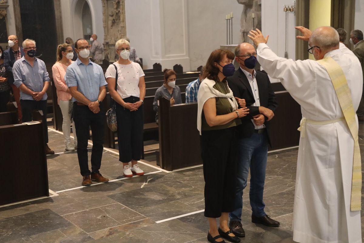Bischof Dr. Franz Jung feierte am Mittwochabend, 23. Juni, einen Gottesdienst für Ehepaare, die 2021 oder 2021 auf 25 gemeinsame Jahre zurückblicken. Im Anschluss konnten sich die Paare segnen lassen.