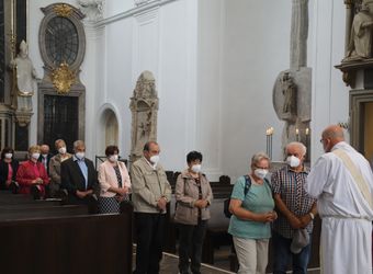 Bischof Dr. Franz Jung segnete nach dem Gottesdienst die Ehejubilare.