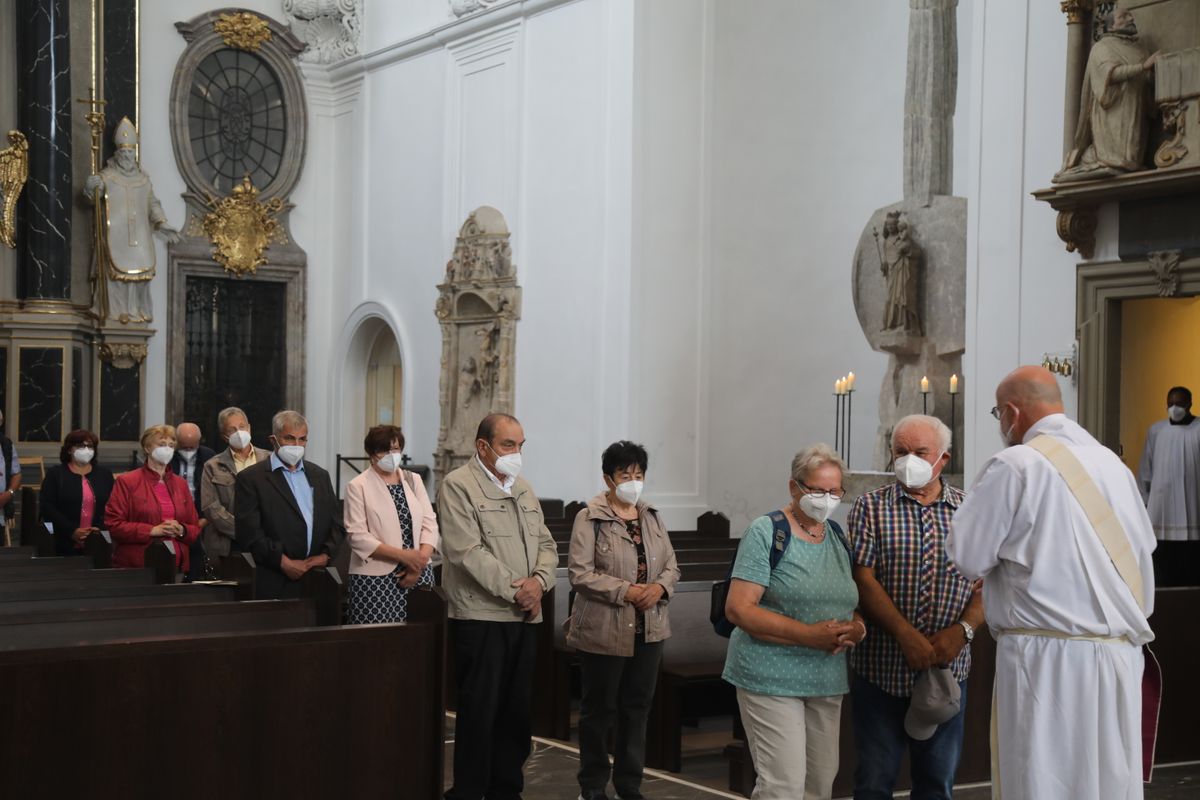 2721/0630_Ehejubilare mit Bischof Franz Jung_28176 Bischof Dr. Franz Jung segnete nach dem Gottesdienst die Ehejubilare.