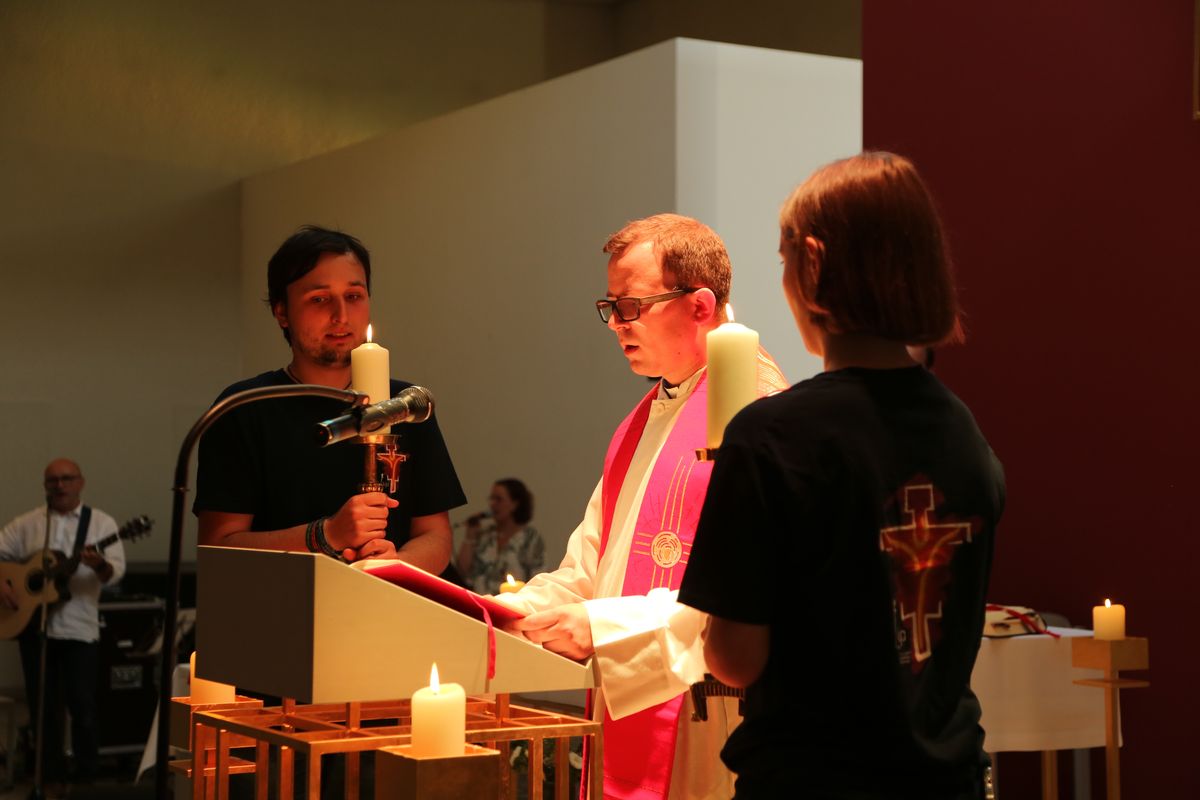 Am Tag der Jugend hat Weihbischof Paul Reder im Anschluss an ein buntes Workshop-Programm einen Kiliani-Gottesdienst mit den Jugendlichen im Kilianeum in Würzburg gefeiert.