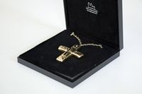 Das Brustkreuz gehörte Weihbischof Alfons Kempf. Dieser hat den ernannten Weihbischof Paul Reder einst gefirmt. 