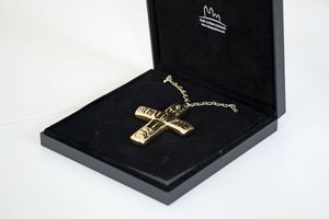 Das Brustkreuz gehörte Weihbischof Alfons Kempf. Dieser hat den ernannten Weihbischof Paul Reder einst gefirmt. 