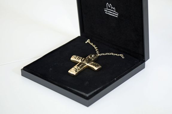 Das Brustkreuz gehörte Weihbischof Alfons Kempf. Dieser hat den ernannten Weihbischof Paul Reder einst gefirmt. 