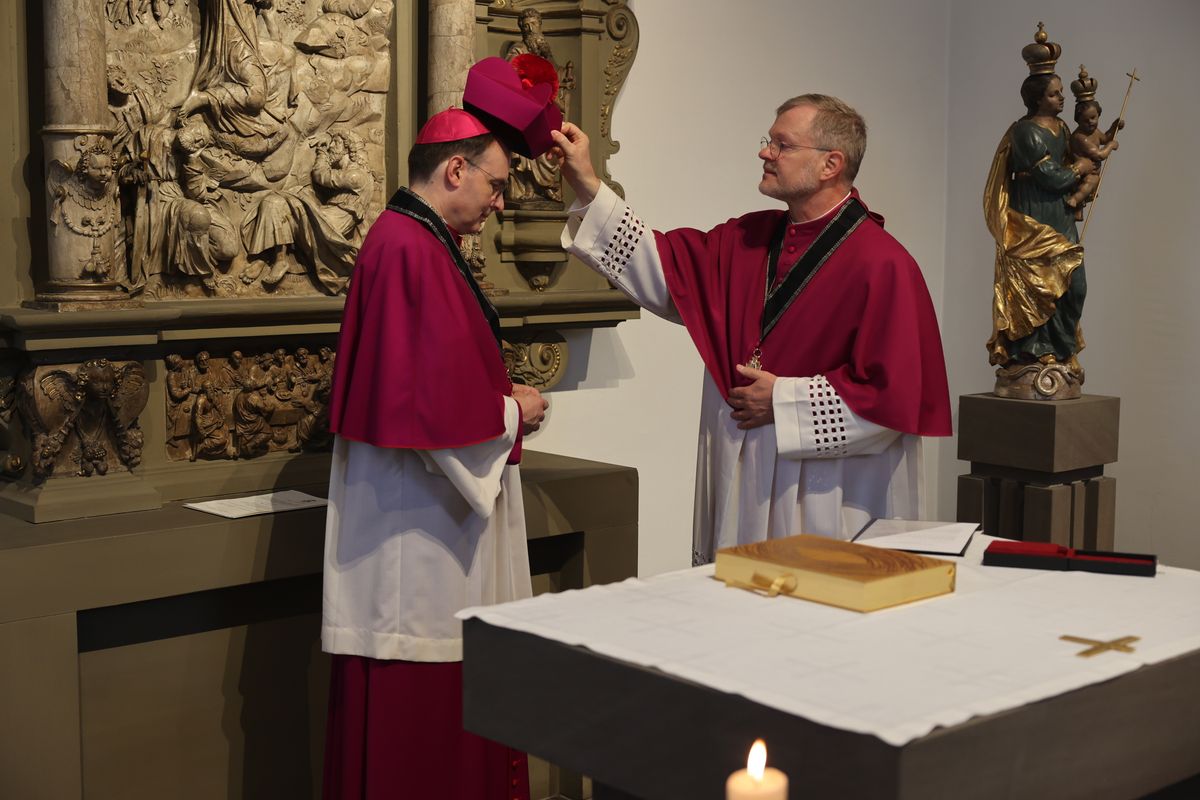 Weihbischof Paul Reder ist am Freitag, 10. Mai, offiziell in sein Amt als Dompropst eingeführt worden - zunächst in der Kapelle des Bischofshauses, dann bei einem Pontifikalgottesdienst im Kiliansdom. Dabei wurde besonders an Bischof em. Dr. Paul-Werner Scheele erinnert, der am 10. Mai 2019 starb.