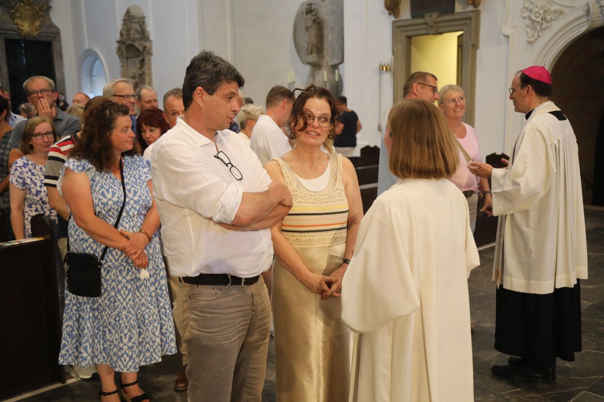 Mit rund 1000 Eheleuten, die in diesem Jahr Silberhochzeit haben, feierte Bischof Dr. Franz Jung am Freitagabend, 4. Juli 2025, einen Pontifikalgottesdienst im Kiliansdom. Im Anschluss erteilten er, Weihbischof Paul Reder sowie weitere Seelsorgerinnen und Seelsorger den Paaren einzeln den Segen.