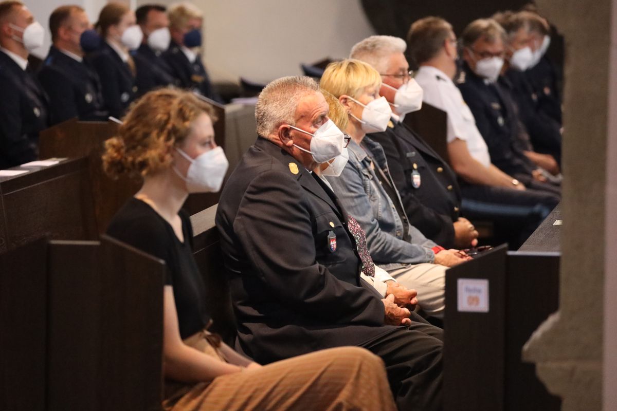 2821/0668 Blaulichtgottesdienst_28759 Weihbischof Ulrich Boom stand am Mittwochabend, 7. Juli, der Kiliani-Wort-Gottes-Feier für Polizei, Feuerwehr, Technisches Hilfswerk, Rettungsdienste und Notfallseelsorge im Kiliansdom vor.