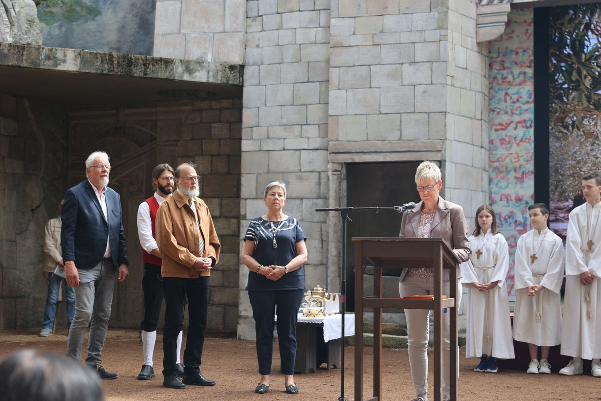Mit einem Gottesdienst auf der Freilichtbühne hat Bischof Dr. Franz Jung die Sömmersdorfer Passionsspiele 2024 eröffnet.  Mit einem Gottesdienst auf der Freilichtbühne hat Bischof Dr. Franz Jung die Sömmersdorfer Passionsspiele 2024 eröffnet.