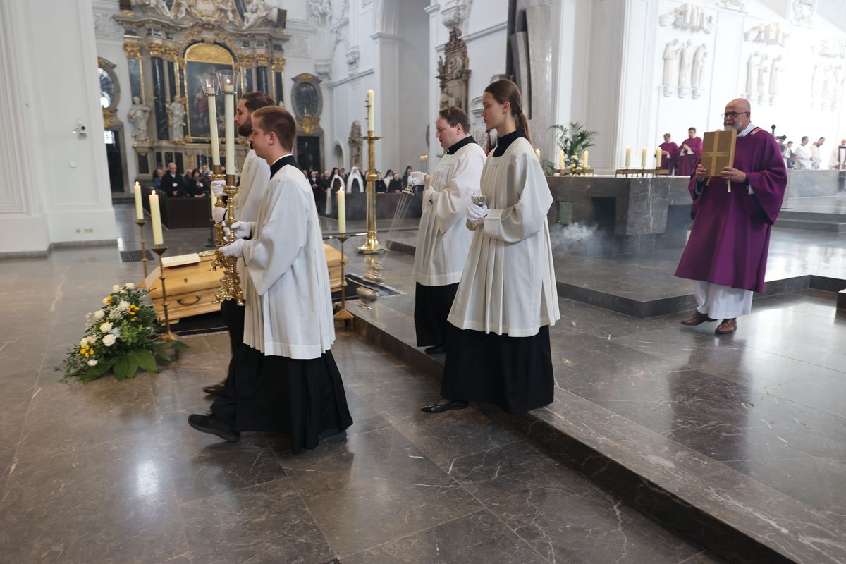 Bischof Dr. Franz Jung feierte am Samstag, 12. Oktober, im Würzburger KIliansdom ein Pontifikalrequiem für Weihbischof em. Helmut Bauer. Die anschließende Beisetzung leitete Dompropst Weihbischof Paul Reder.