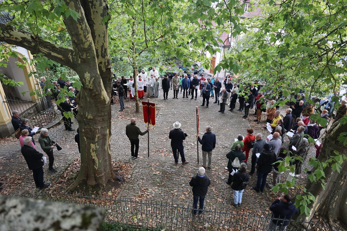 Mit einer Prozession und einem Pontifikalgottesdienst mit Bischof Dr. Franz Jung  ist am Sonntag, 15. September, das 200. Jubiläum der Kirchweihe des Würzburger Käppele gefeiert worden.