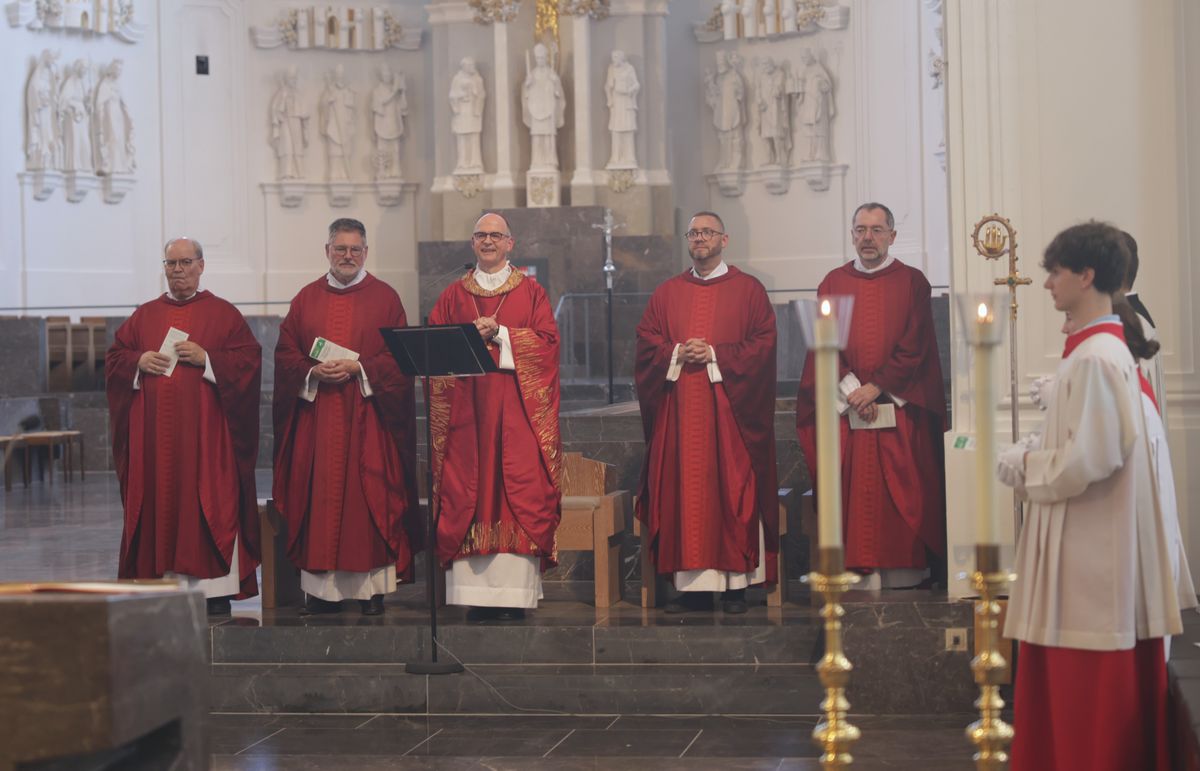 Beim Kiliani-Gottesdienst für die in Schule und Erziehung Tätigen hat Bischof Dr. Franz Jung am Freitag, 11. Juli, im Würzburger Kiliansdom 24 Frauen und Männern die Missio canonica verliehen.